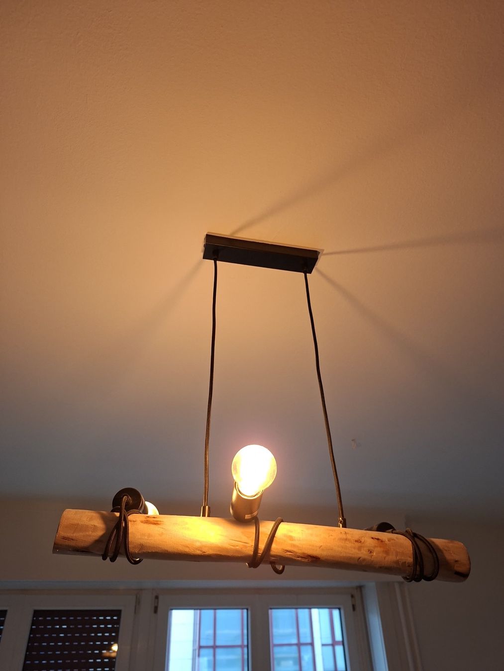 Lampadari & plafoniere: Schöne Deckenleuchte: Rustikale Holz Pendelleuchte – Usato da Zürich venduto da joh_5qf9