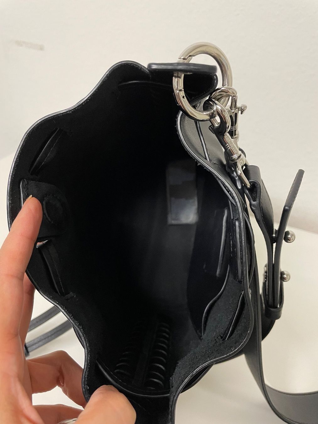 Allsaints Borse da donna: AllSaints Ray Bucket Bag Small – Usato da Basel venduto da Robyn20 9