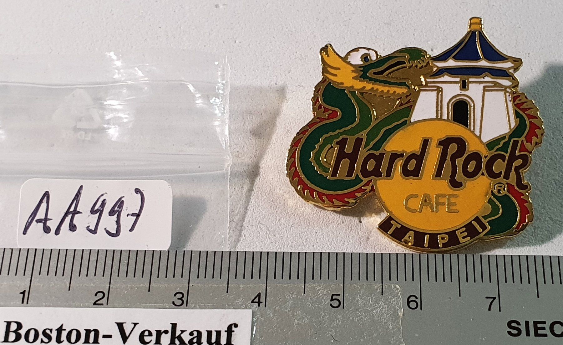 Spille & Fermagli: AA997 - Brosche Hard Rock CAFE Taipei – Usato da Reinach BL venduto da Boston-Verkauf 2