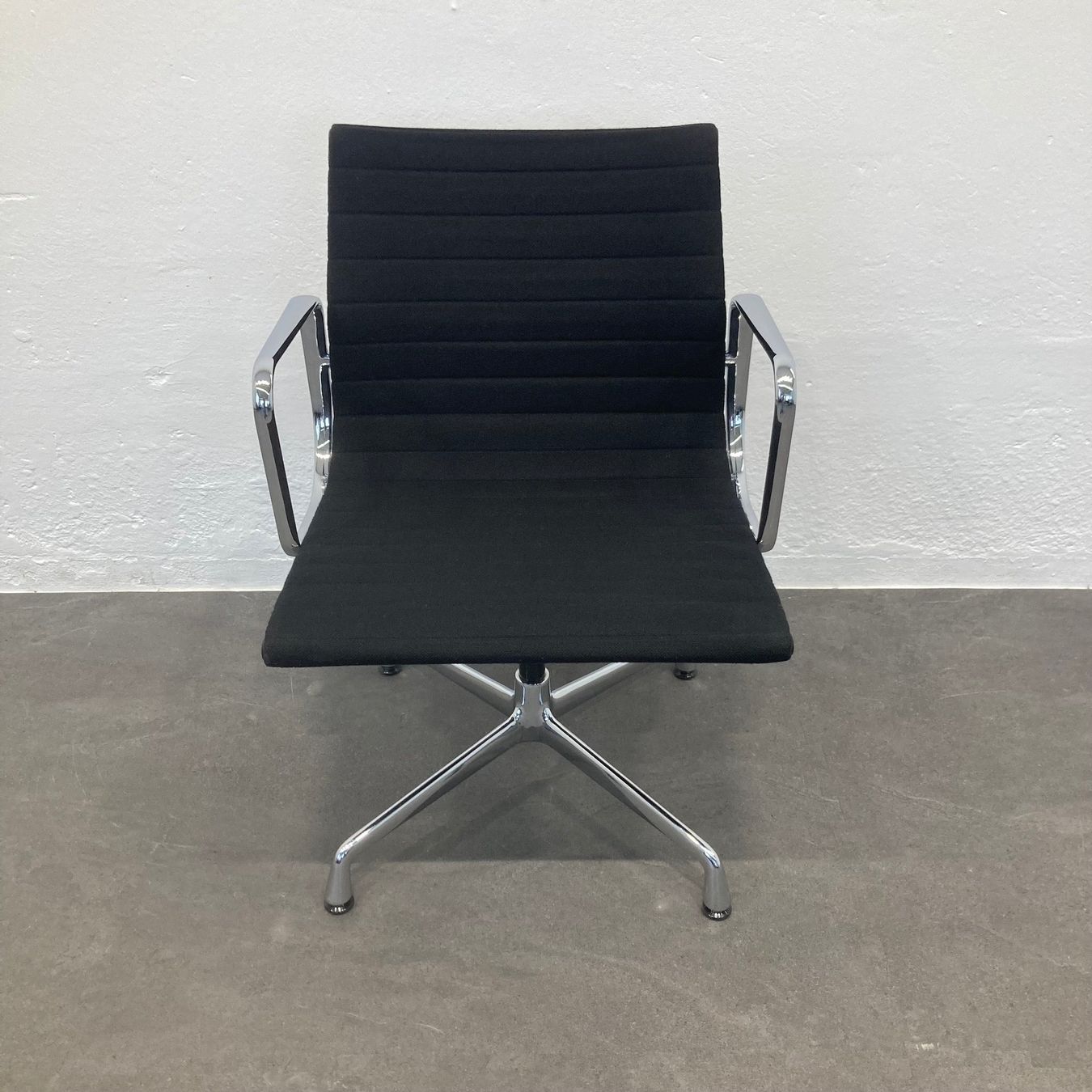 Sedie: Vitra Eames Alu Chair EA108 Hopsak Schwarz – Usato da Schönenwerd venduto da mcofficeshop