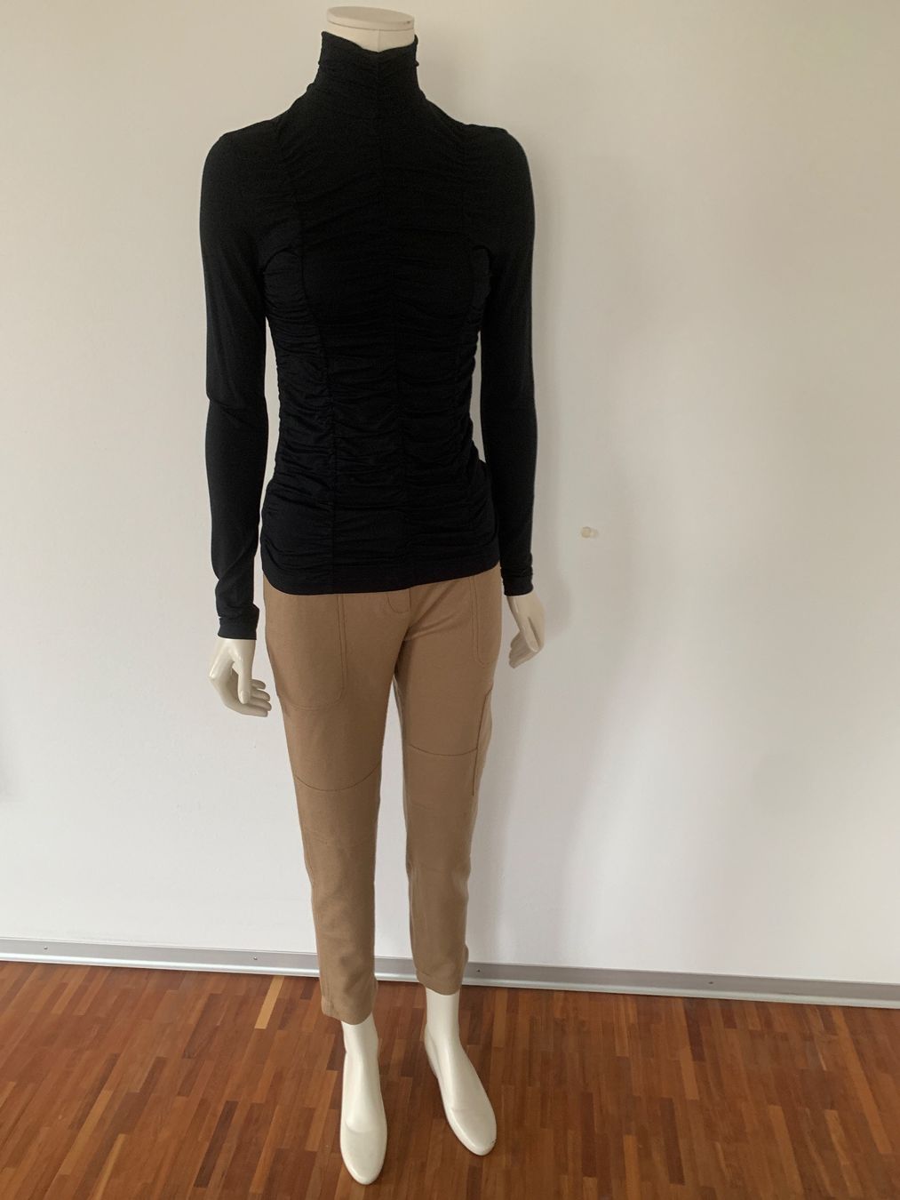 Akris Maglioni & Felpe: AKRIS: Edler schwarzer Rollkragenpullover mit Raffung, 36 – Nuovo (secondo la descrizione) da Luzern venduto da designluzern 2