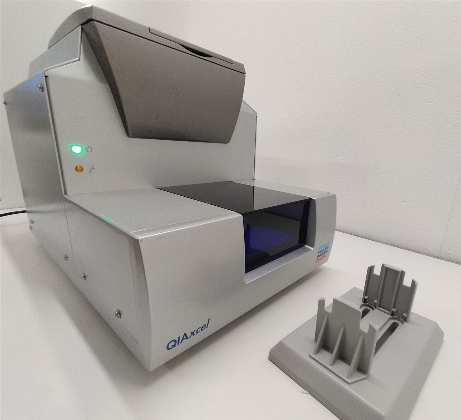 Accessori da laboratorio: QIAxel gel electrophoresis system – Usato da Niederdorf venduto da LeptonAG_Labor