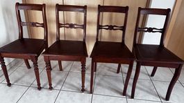 4 alte Stühle