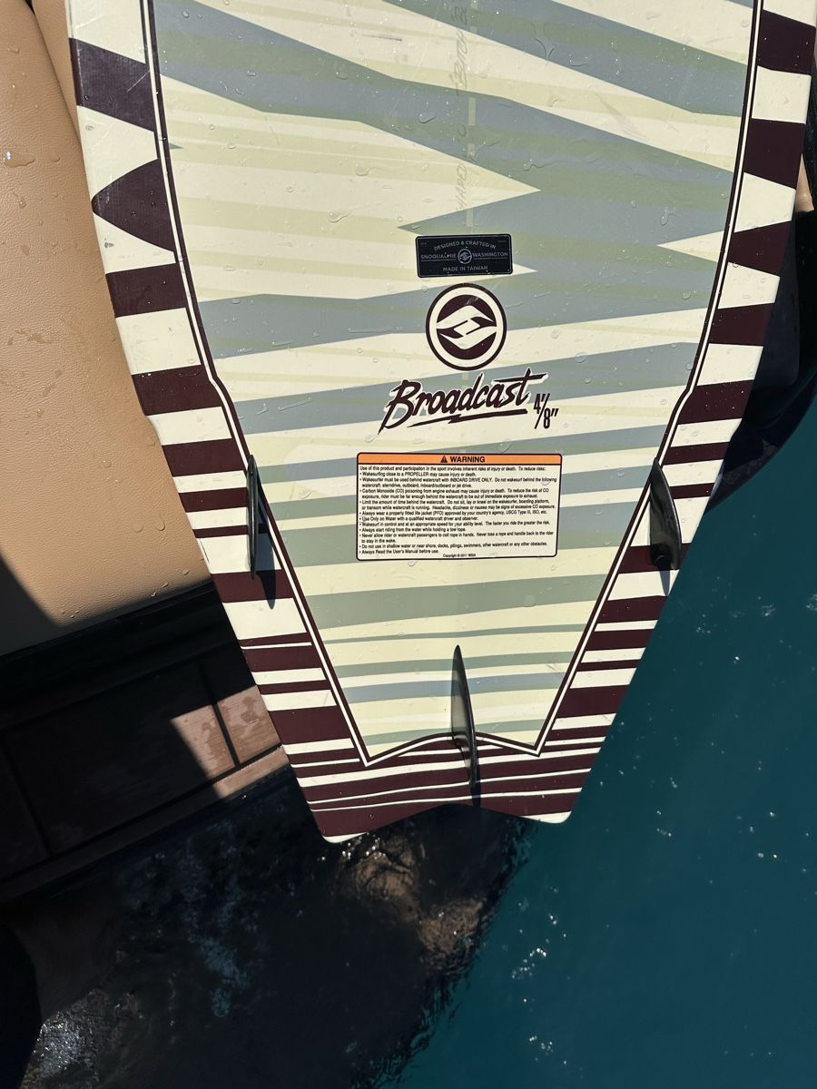 Hyperlite Planches de surf: Hyperlite Wakeboard Broadcast 135 – D'occasion à Thun par noggi87 2