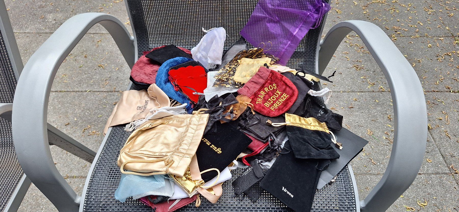 Borse: Lot Stoff Beutel Täschchen Schmuck Täschli – Usato da Gurtnellen venduto da Rhino77 1