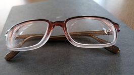 stark korrigierte Brille, braun