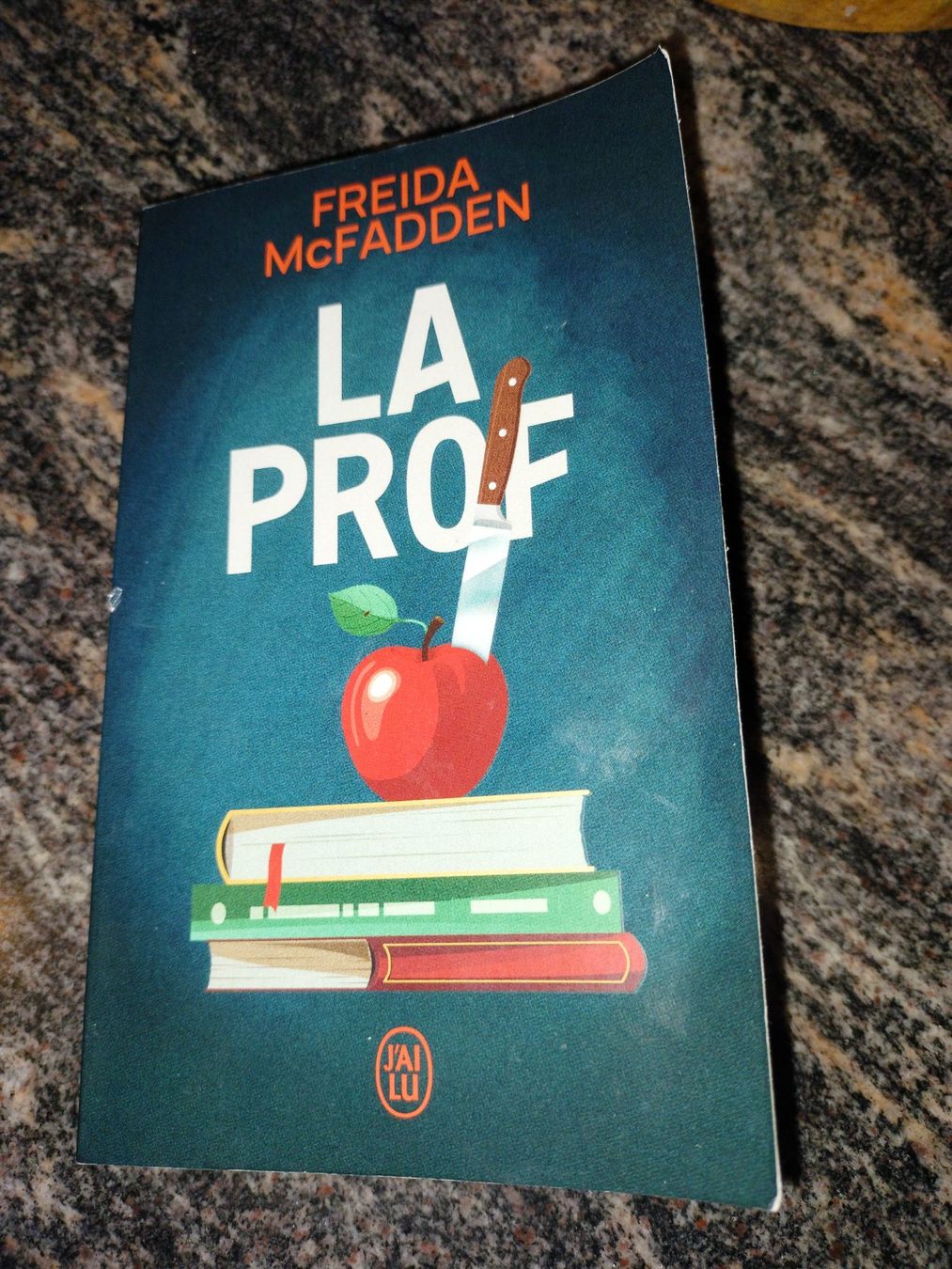 Bücher: La Prof Freida McFadden – Gebraucht aus Cortaillod von rozinna