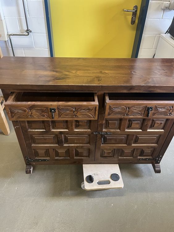 Rustikaler Holzschrank/Sideboard mit Schnitzereien 2