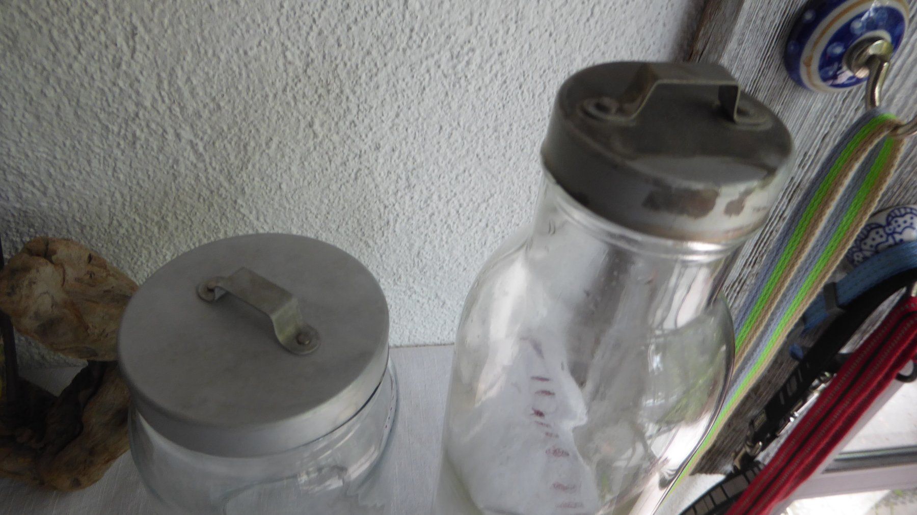 Tutte le decorazioni: 2 Deko Glasflaschen mit Deckel – Usato da Sargans venduto da Benziner 1
