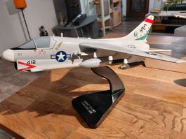 A-7 Corsair II Holzmodell mit Sockel Hand gemacht
