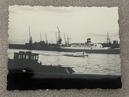 Altes Foto Schiffe im Hafen, Hafenarbeit, Kräne, Schlepper,