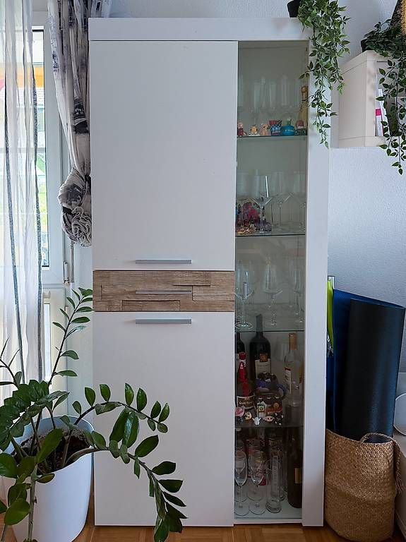 Armadi: Wohnzimmerschrank / Vitrine weiss mit Glasfront – Usato da Schwerzenbach venduto da Lik3