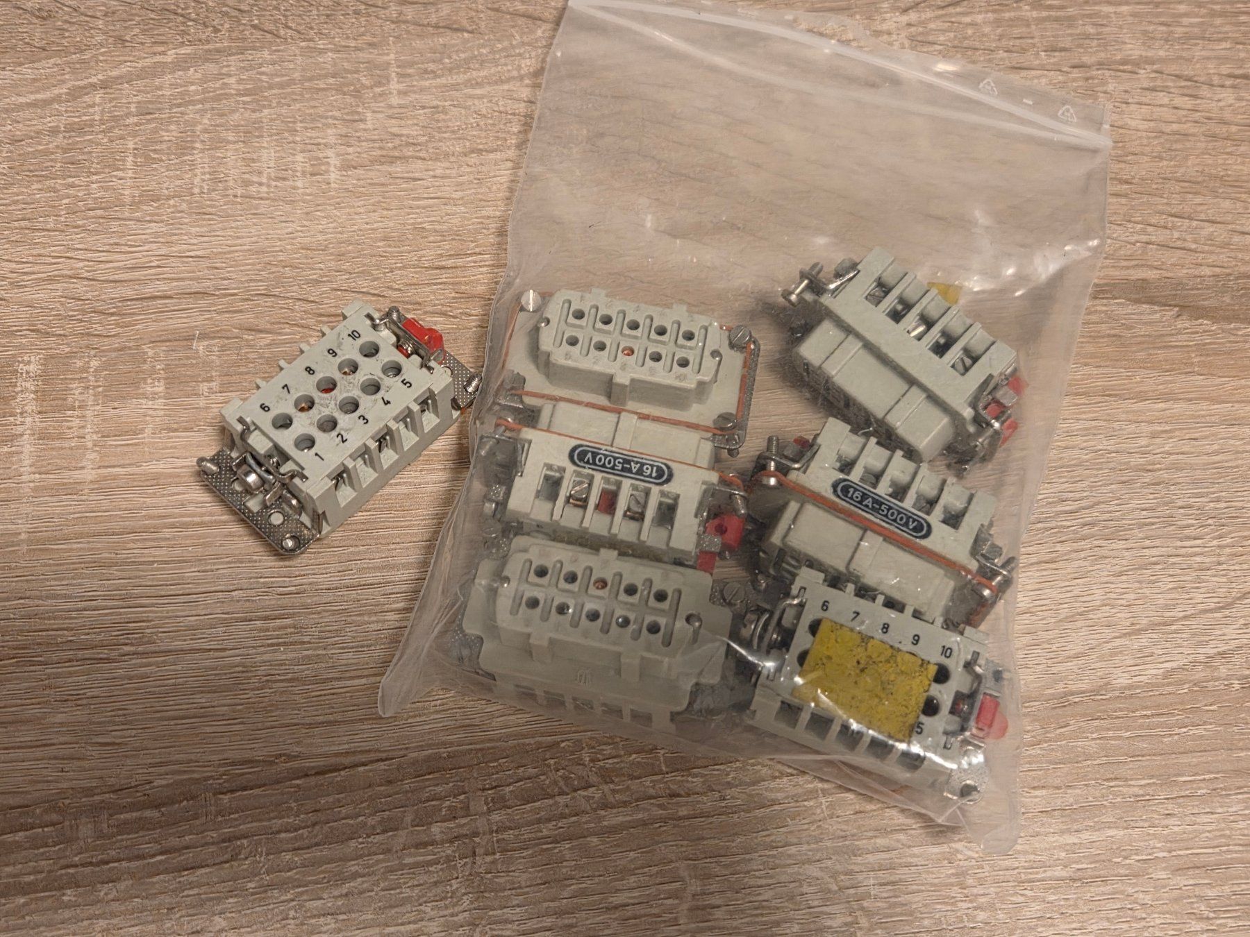 Stecker: Han E Stecker 10 polig weiblich 500V 16A – Gebraucht aus Zürich von power-luca