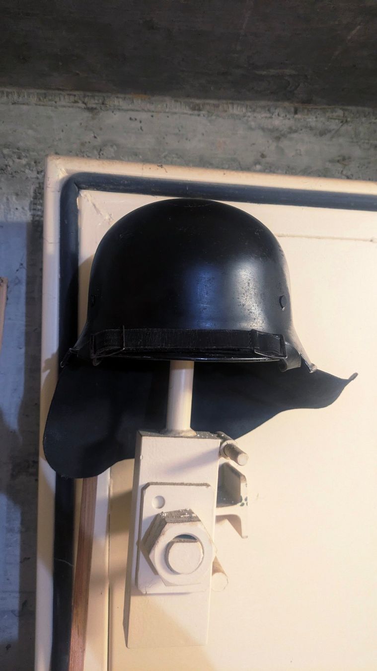 Uniformi & Effetti personali: Feuerschutzpolizei Stahlhelm M34 DD – Usato da Buttisholz venduto da ArmeeShopCH 2