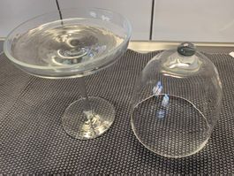 Schöne Glasglocke mit Fuss, ideal für Apéro oder Patisserie
