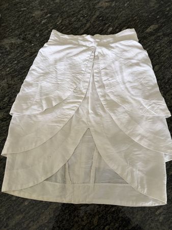 Schicker Sommerrock weiss, Gr.S, asymmetrisch, Faltenlage