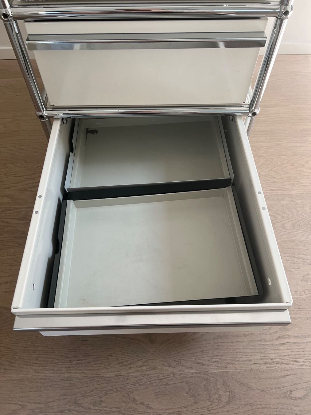 USM Banconi: USM Rollcontainer in Weiss mit 3 Schubladen – Usato da Winterthur venduto da mic_l98y 2
