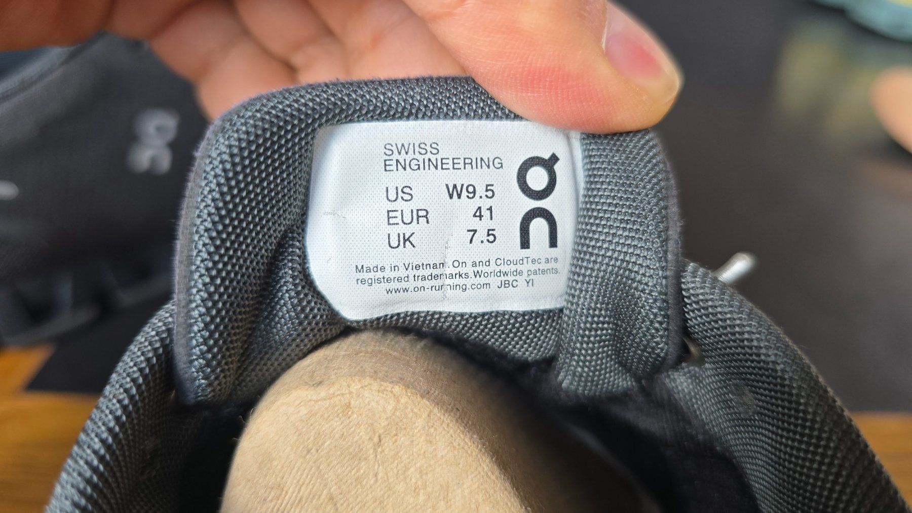 On Scarpe da donna: ON CLOUD waterproof schuhe gr 41 – Usato da Wallisellen venduto da theblacksheep 9