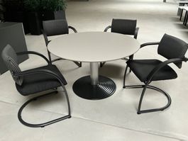 Runder Tisch mit 4 Stühlen Freischwinger