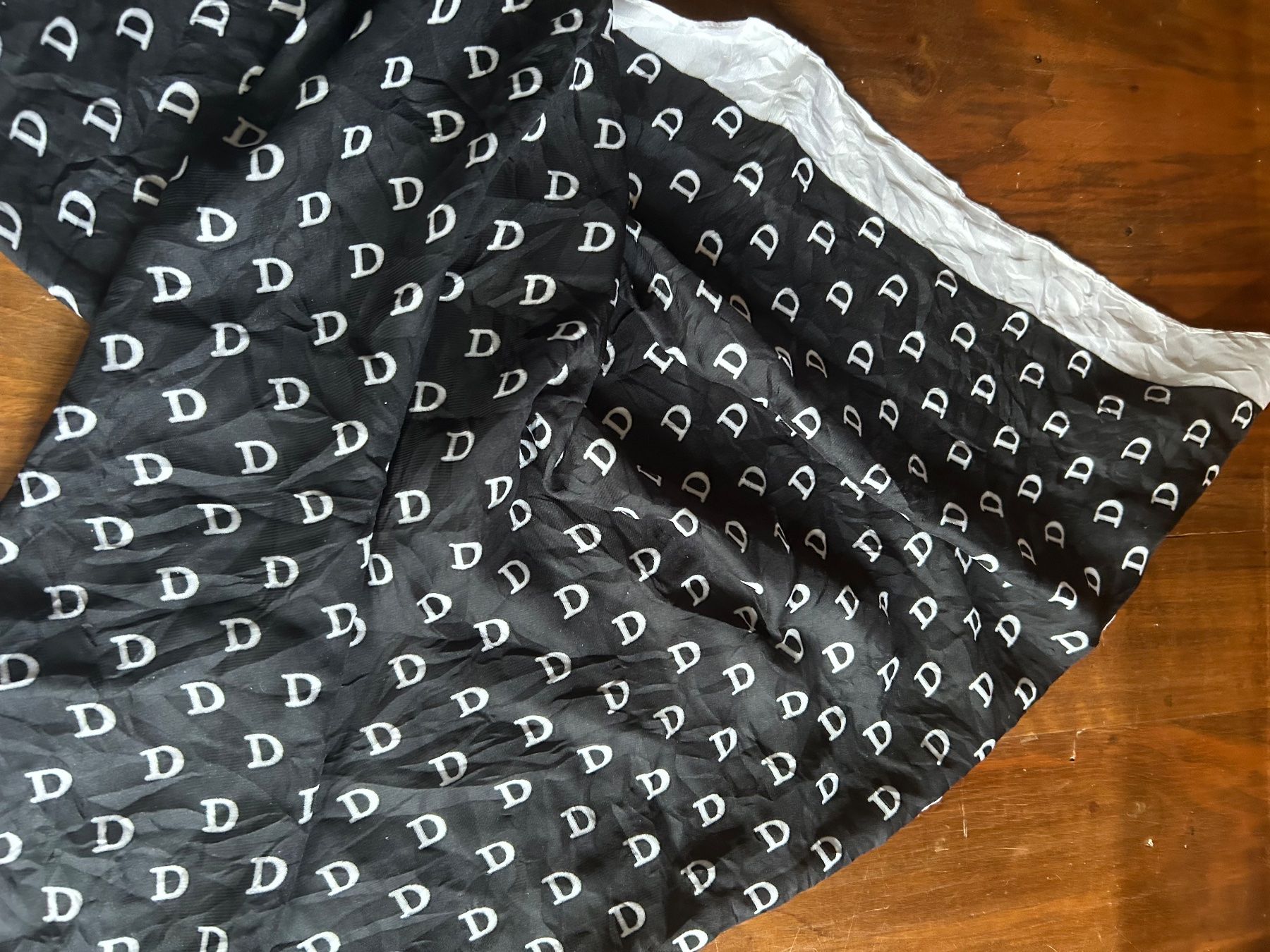 Foulard & Sciarpe: Schöner Damen mit "D" Muster, Schwarz/Weiss – Usato da Schöftland venduto da Luky3535