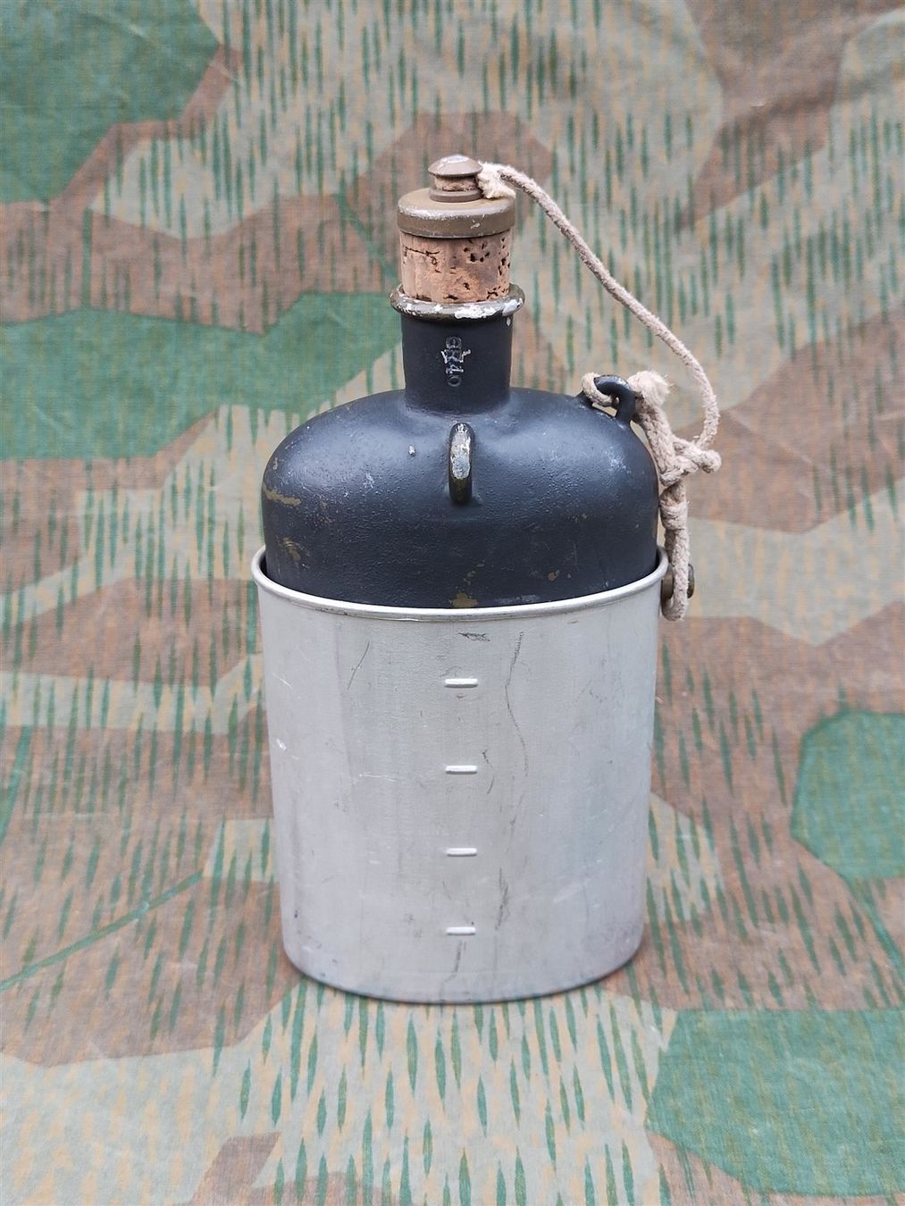 Schweizer Armee Attrezzatura & Pezzi di ricambio: Feldflasche Ord. 1932 grau, von 1940, GR – Usato da Bauma venduto da SwissMilitaria