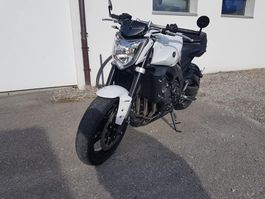 Motorrad Yamaha FZ1 weiss mit Akrapovic Auspuffanlage