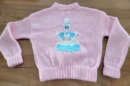 Kinderpulli mit Hasenmotiv