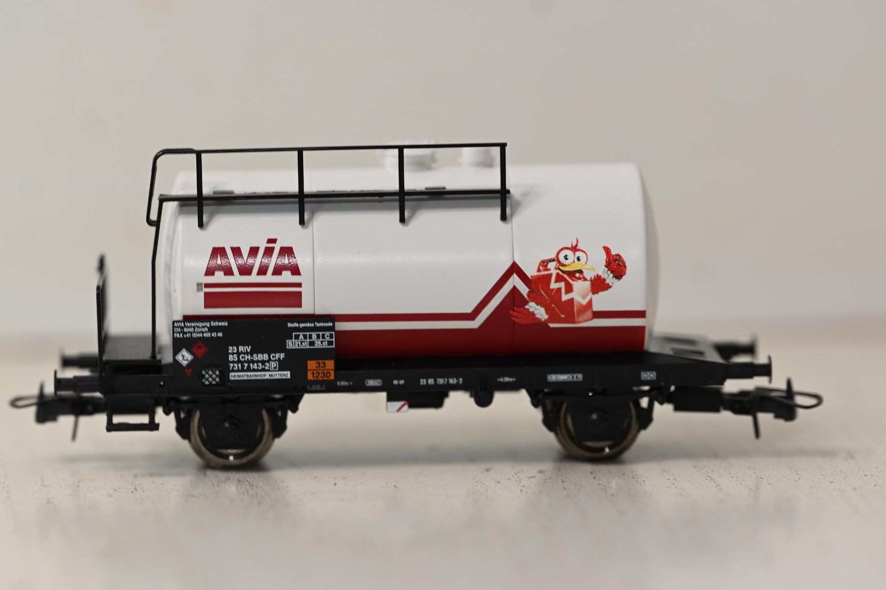 Roco Modellini di ferrovie: Kesselwagen AVIA Roco HO/DC mit OVP – Usato da Laupen ZH venduto da Zmoewe