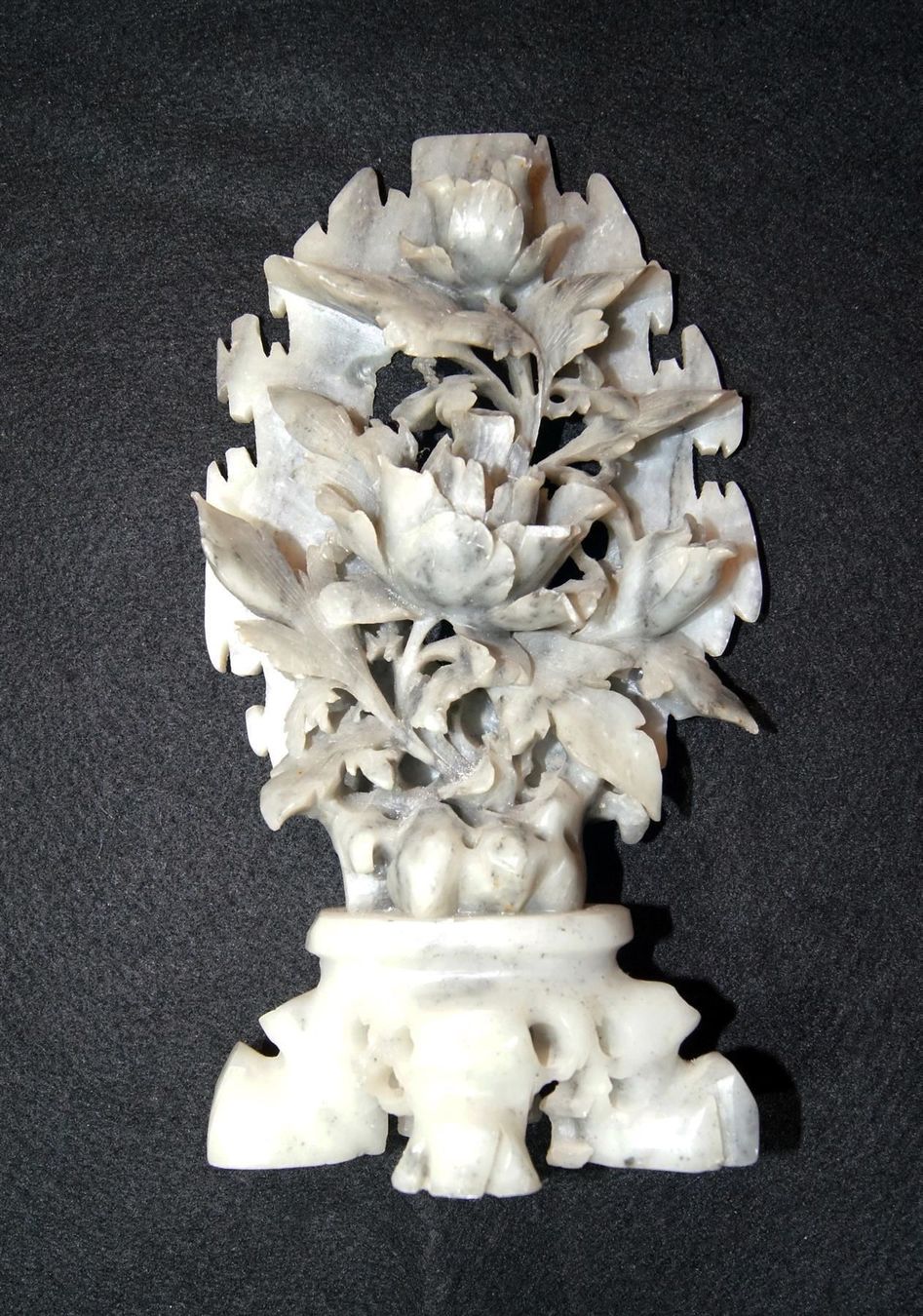 Sculture & Statue: Schöne Specksteinfigur mit Rosenbouquet – Nuovo e nell'imballaggio originale da Geroldswil venduto da ARTEFACTO