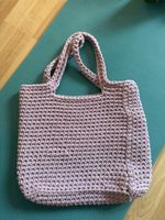 Gehäkelte Handtasche fliederfarben neuwertiger Zustand