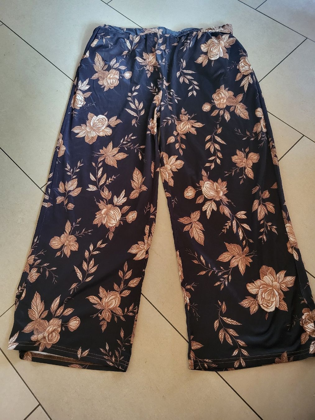 Hosen: Hosen Blumenmuster  2XL 95% Polyester 5% Elastan – Gebraucht aus Enggistein von Manuki_engg