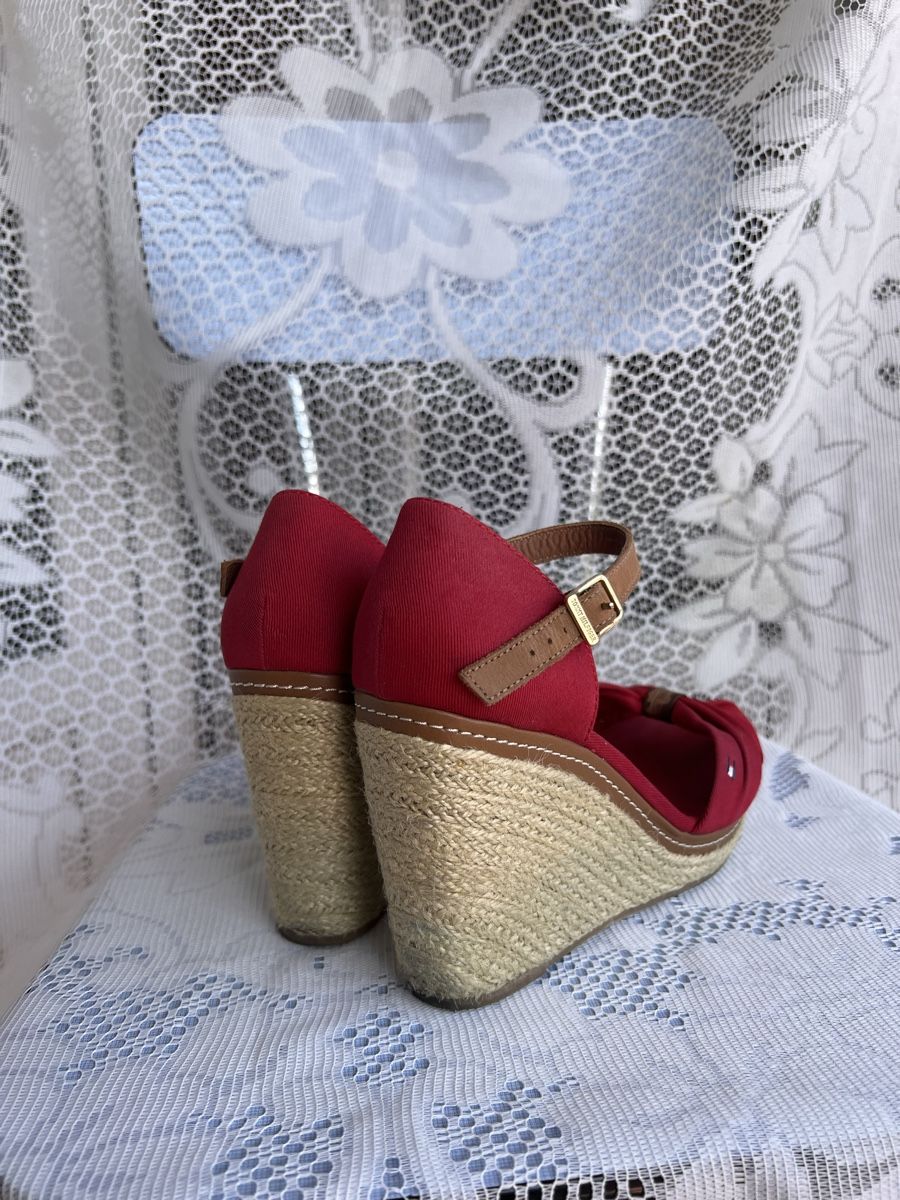 Chaussures femmes: Sandales compensées Tommy Hilfiger – D'occasion à Bernex par 2ziemement