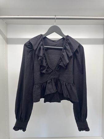 H&M Camicetta nera con volant e maniche lunghe, taglia S