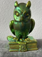 Zsolnay Eosin glasierte Porzellan -Eulenfigur auf Buch