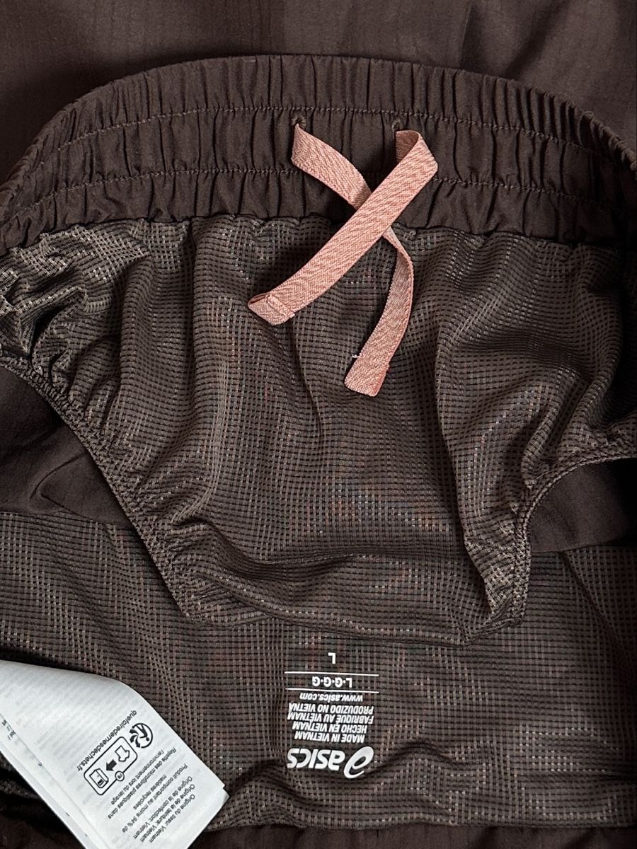 Asics Lotti di vestiti: Asics sport set kurze Hose und tshirt – Usato da Maienfeld venduto da tobeyl2020 4