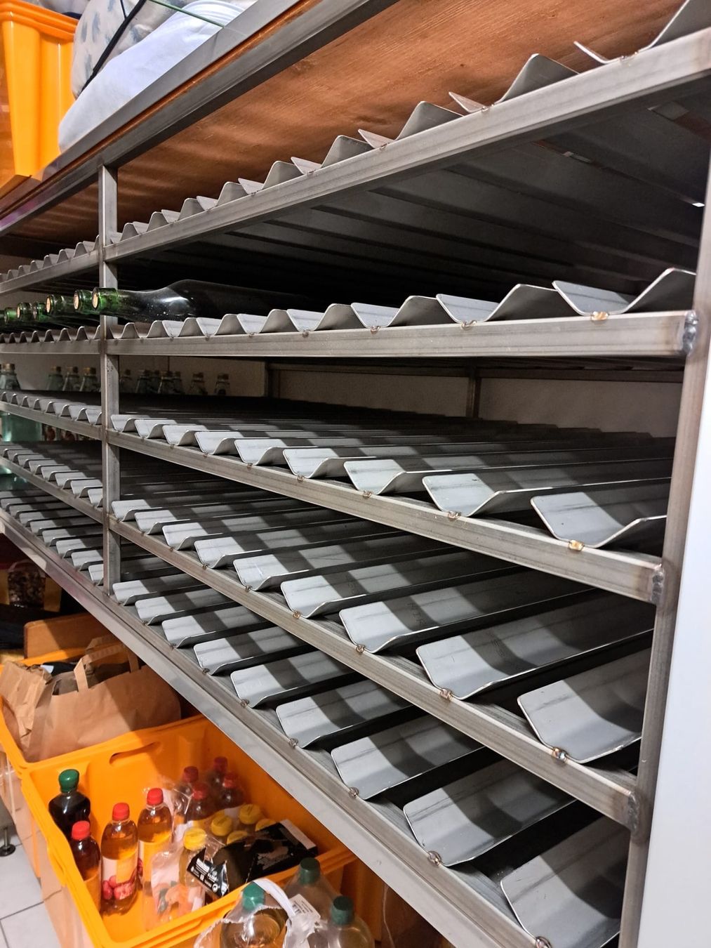 Regale: Weingestell aus Edelstahl ab 100 Fr – Gebraucht aus Jonen von Brokk