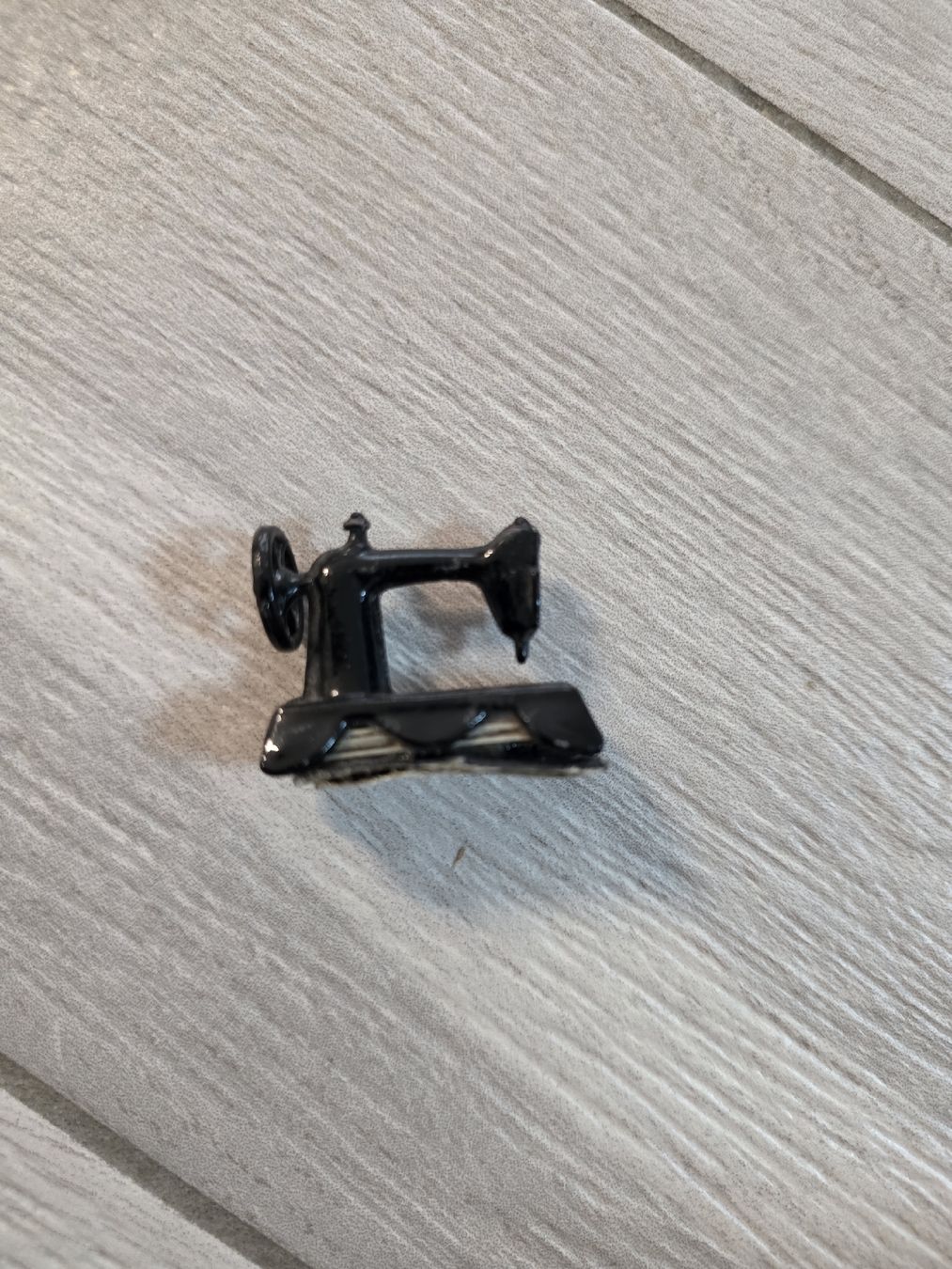 Tutte le decorazioni: Miniatur Nähmaschine Figur  – Usato da Dorf venduto da Echo_Elements 1