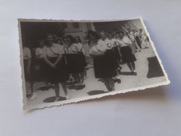 SCHWIIZER FRAUE DAZUMAL - JUNGI a UMZUG - SCHPORT FäSCHT ?