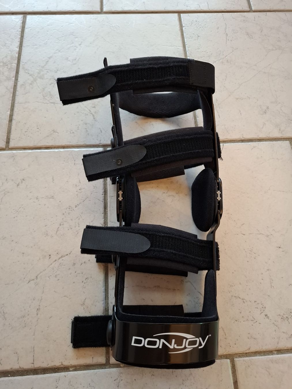 Attrezzature mediche: Knieorthese Donjoy Legend 4Titude  – Usato da Rafz venduto da Isidorro1