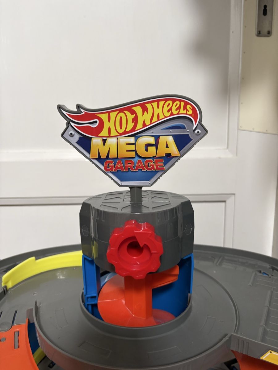 Hot Wheels Circuits: Hot Wheels Mega Garage – D'occasion à Spiegel b. Bern par jkrug 1