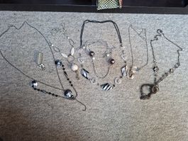 Lot de colliers fantaisie avec pochette Cerruti 1881