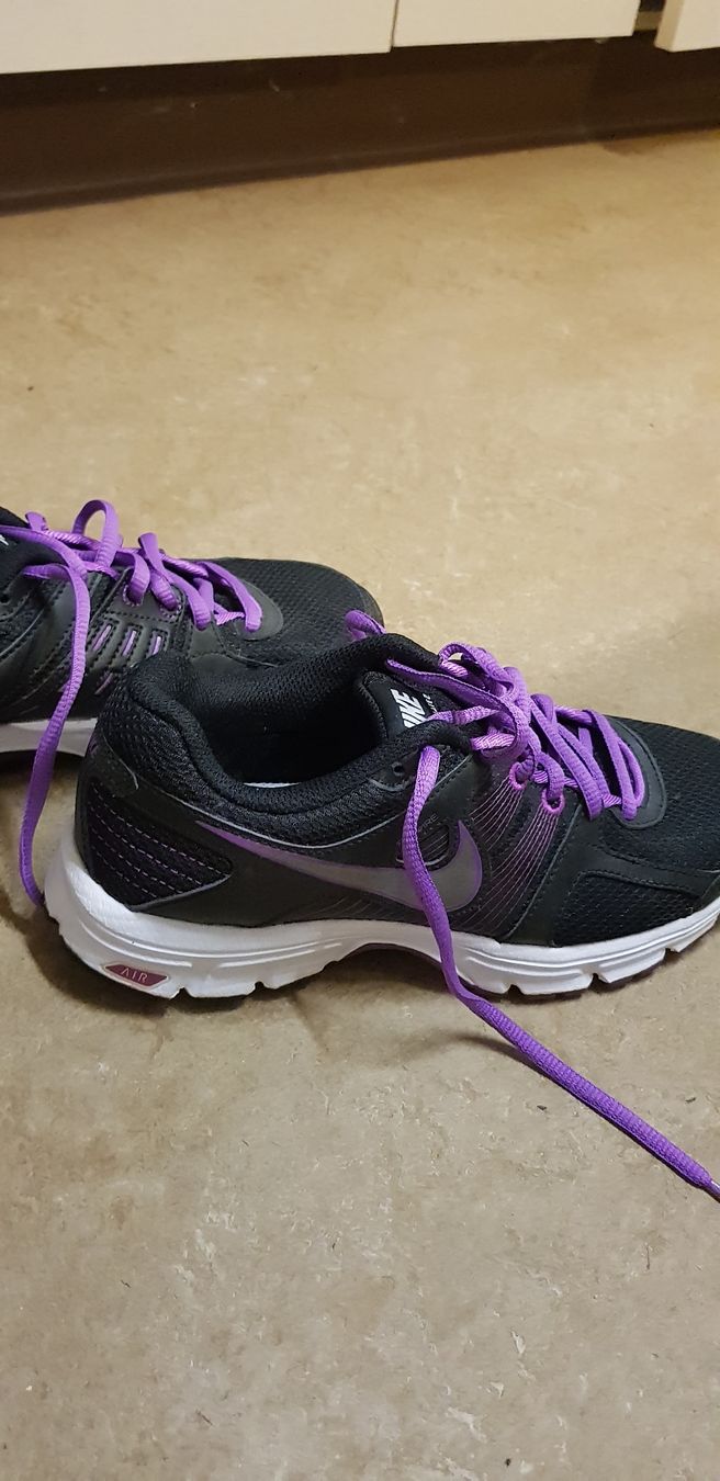Nike Chaussures femmes: Turnschuhe gr. 37,5 – Neuf (Voir description) à Uznach par Bilkev 1