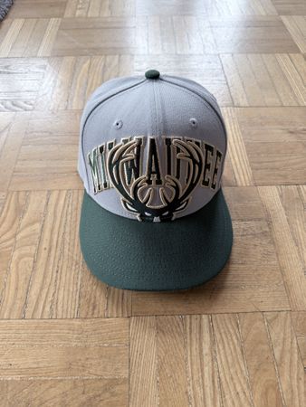 New Era Milwaukee Bucks Cap, Graue Kappe, Top Zustand