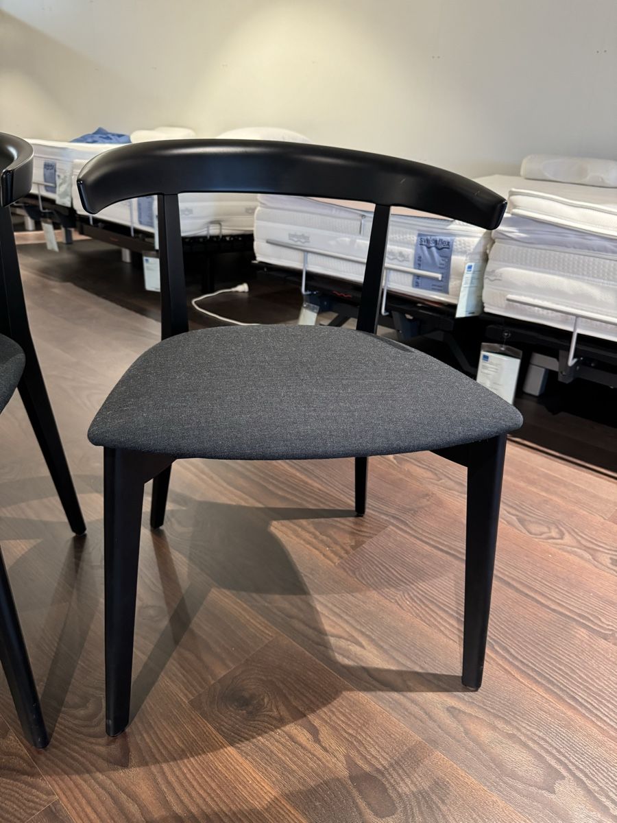 Stühle: 4 Armlehnstühle Andreu World – Neu (gemäss Beschreibung) aus Lohn-Ammannsegg von Businessangel 1