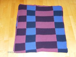Kuschelige Decke gestrickt blau lila schwarz kariert