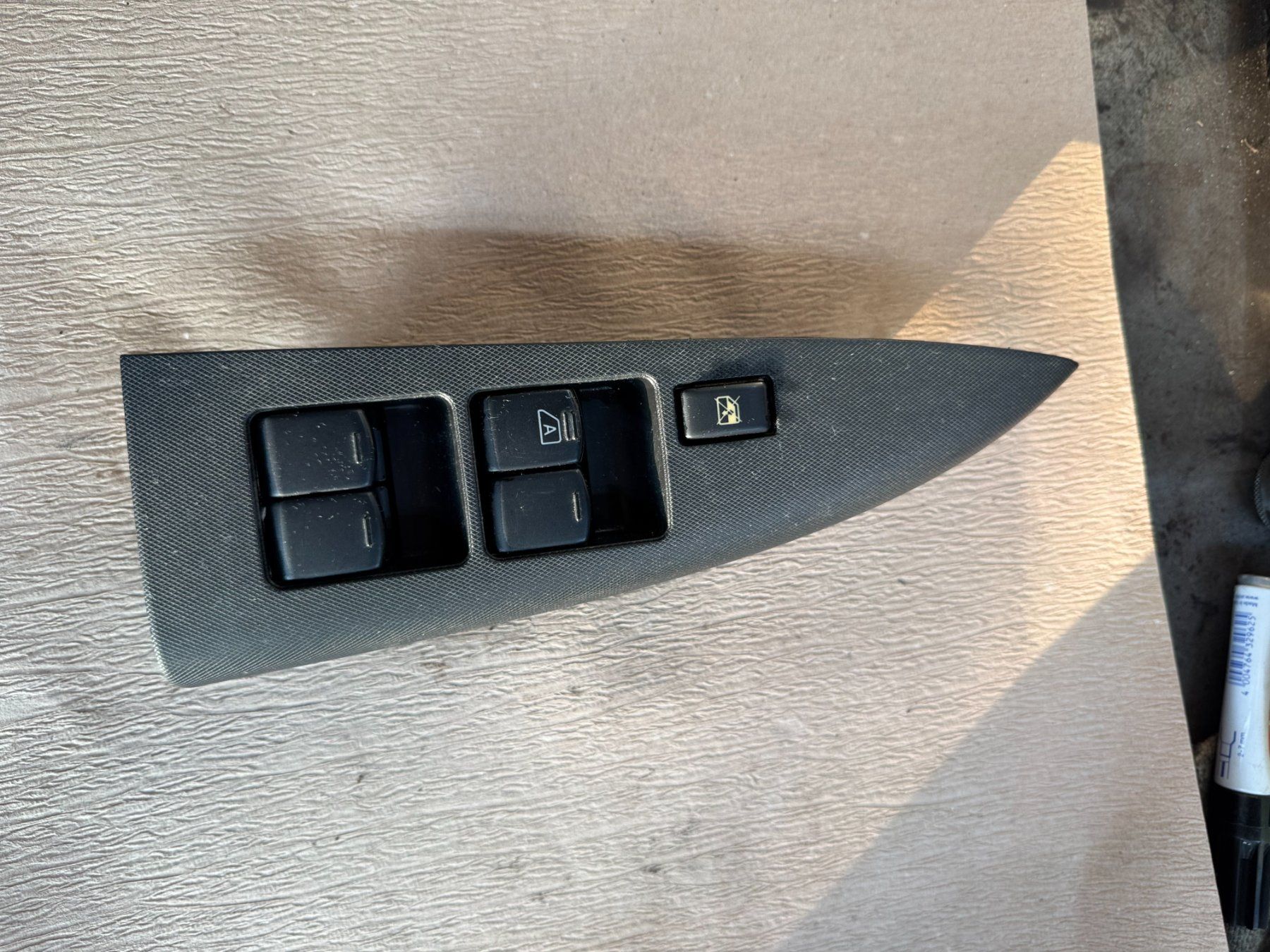 Nissan Tutti pezzi di ricambio auto: Nissan Note E11 Fensterheberschalter + Abdeckung – Usato da Berneck venduto da garagekaufmann