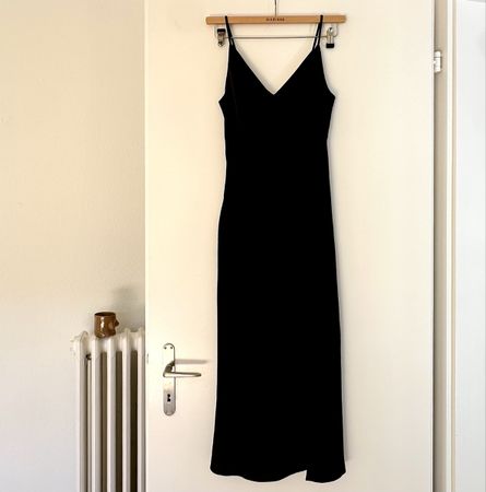 HalloDamen Kleid schwarz Trägerkleid midi ungetragen, Grösse