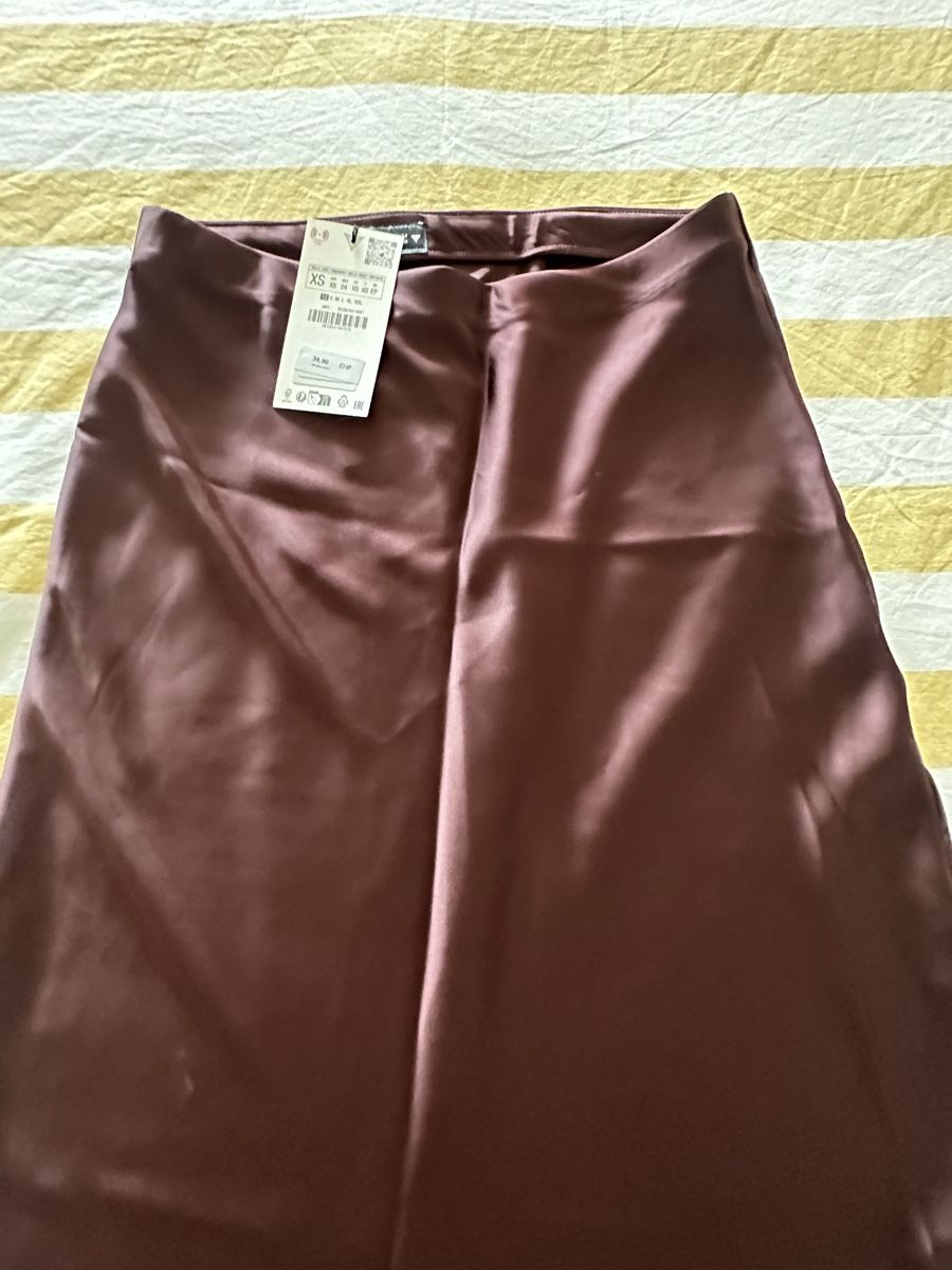 Zara Gonne: Midi satin skirt  – Nuovo e nell'imballaggio originale da Buchrain venduto da Franciscacsousa