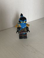 LEGO Ninjago Minifigur zeigt Nya in der "Dragons Rising"-Ver