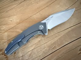 Taschenmesser M390 Stahl / Titan Griff